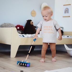 Aspirapolvere in legno da spingere