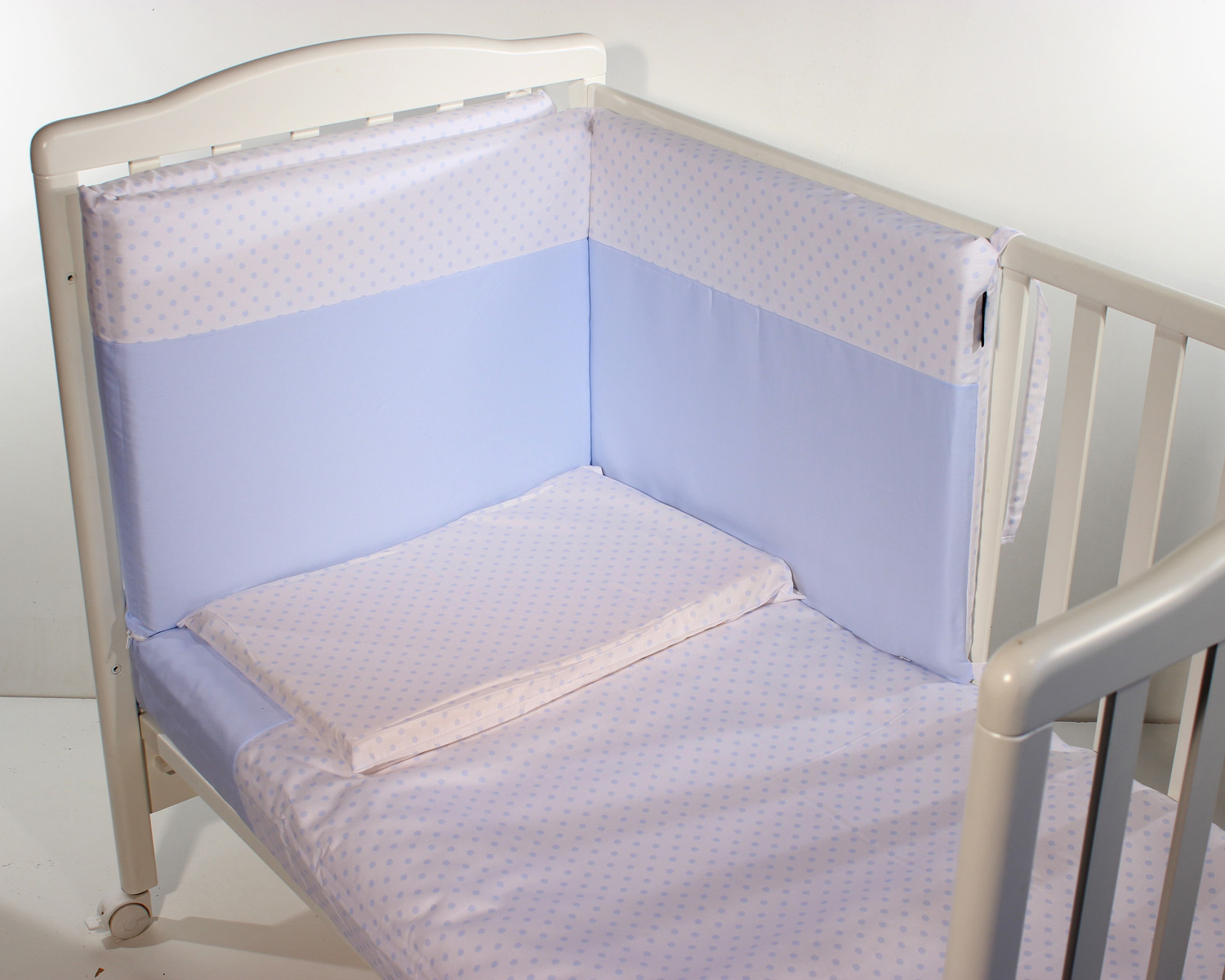 Completo lettino 3 pezzi: piumone, paracolpi e federa (fantasia pois azzurro) – Baby’s Clan