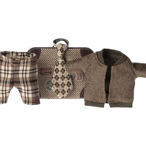 Giacca, pantaloni e cravatta in valigia – Grandpa mouse
