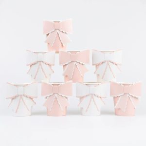Bicchieri con fiocco rosa e bianchi