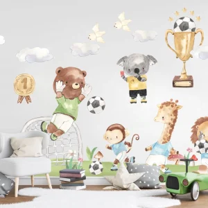 Adesivo da parete per una partita di calcio con cuccioli di orso, koala, leone, giraffa, trofeo, scimmia
