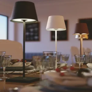 Lampada da tavolo Drink realizzata in metallo con batteria inclusa a luce calda